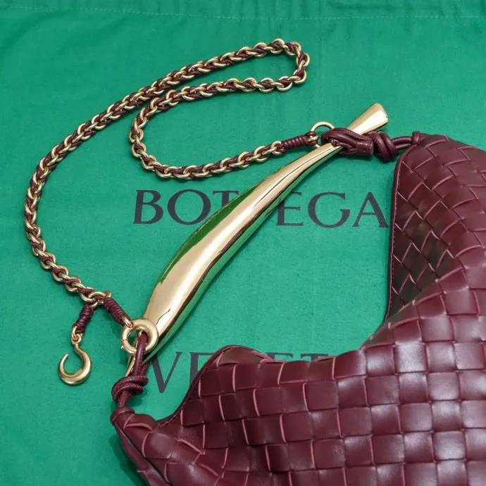 Batch 1860 Bv2024 early spring new product ⛓️Chain SARDINE 💙 Upgraded chain shoulder strap ⛓️ Chic and high-end, showing the fashion taste of urban women! Metal handles and classic weaving are combined together to perfectly integrate art and elegance. Through exquisite craftsmanship, new sardine-shaped handles are cast, and the brass material is the finishing touch. Each handle has a unique light-floating effect. The top-grade sheepskin material is woven to create a half-moon-shaped bag body, which has a fleshy touch and satisfies the preferences of those who pay attention to details. It is the most outstanding fashionable item for any occasion! 💕 Size: 33x20x4, Model: 6768#